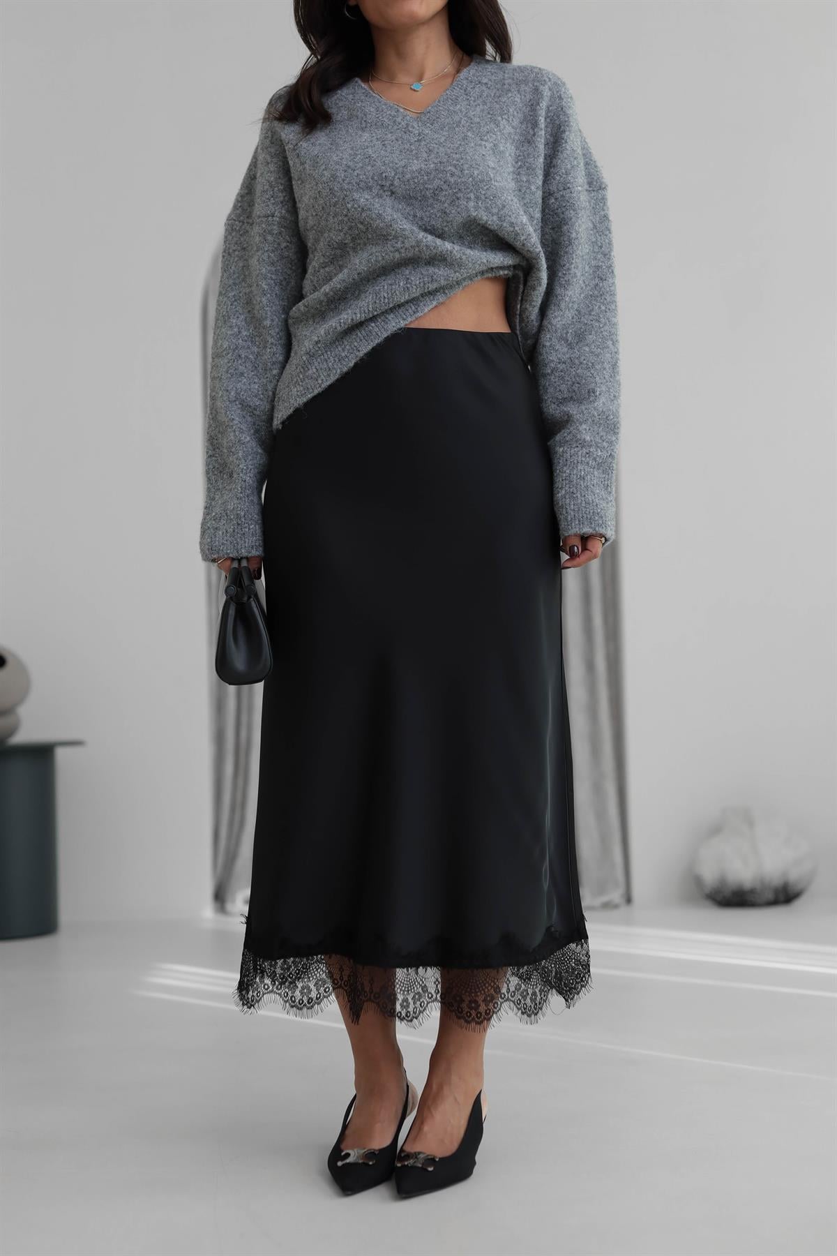 0547 Saten Etek Ucu Dantelli Etek SİYAH