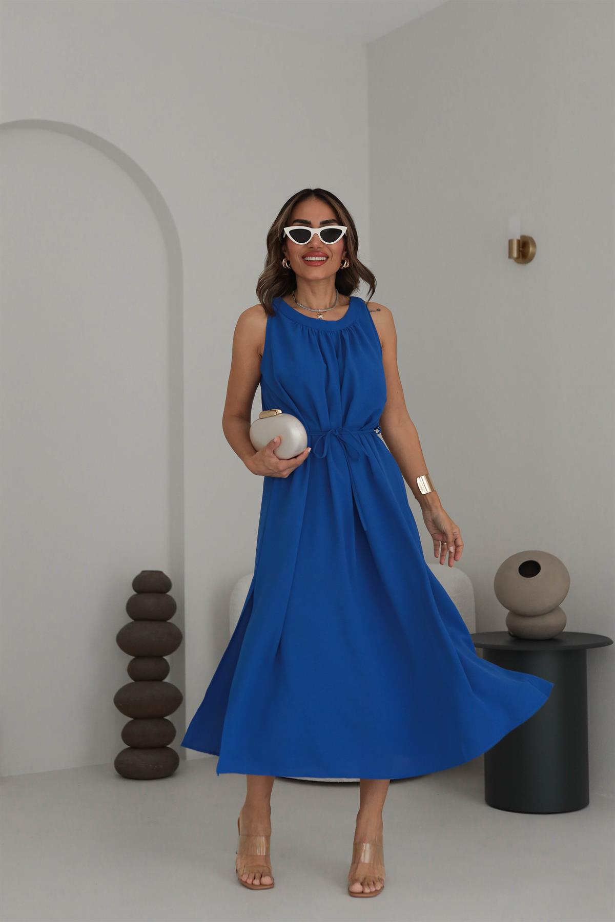 1402 Yandan Yırtmaçlı Bel Kuşaklı Sıfır Kol Elbise