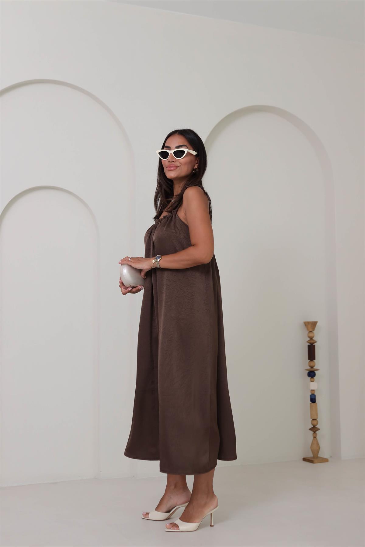 3349 Yaka Detaylı Askılı Tok Saten Elbise KAHVE