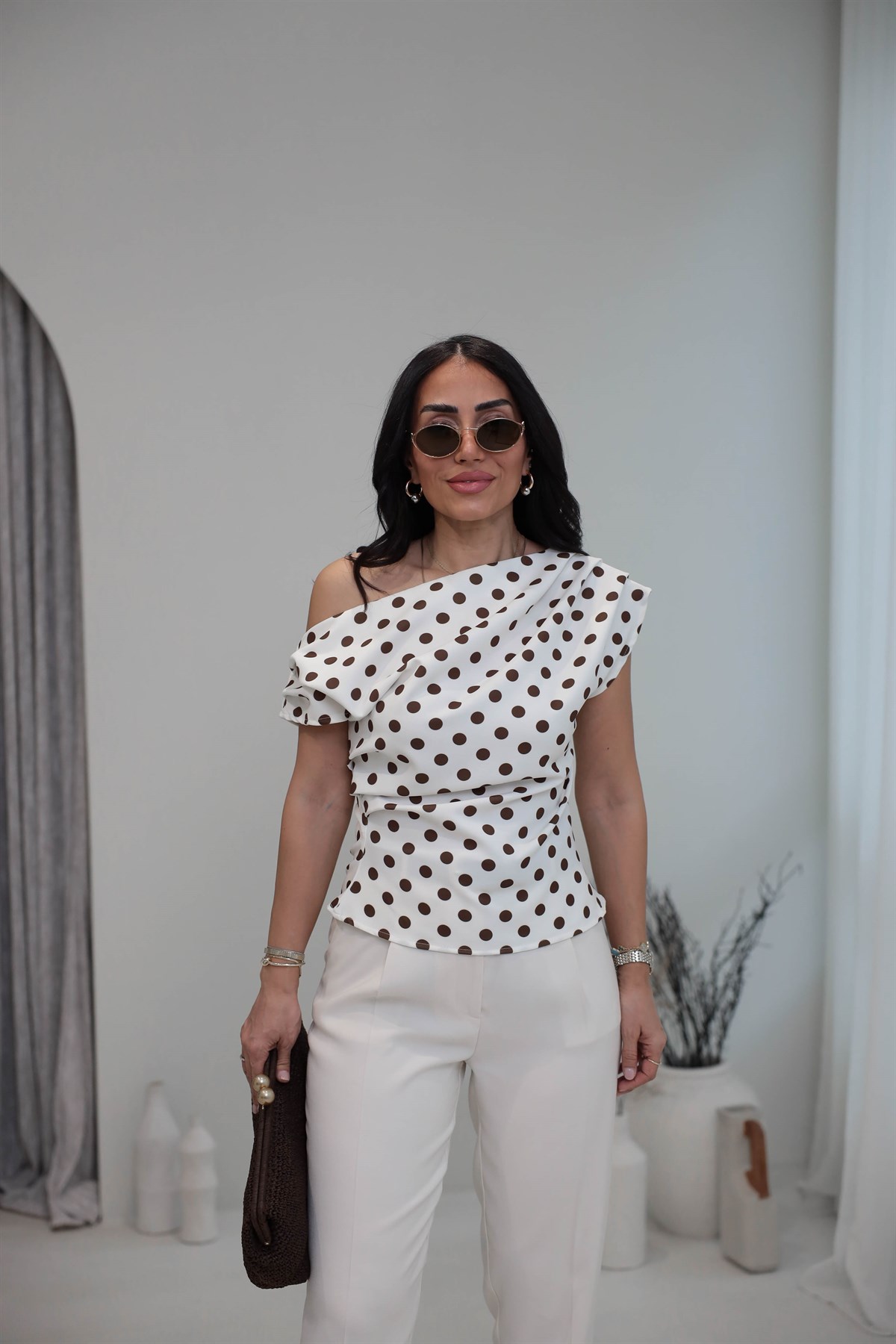 1779 Kayık Yaka Yan Drapeli Puantiyeli Bluz KAHVE