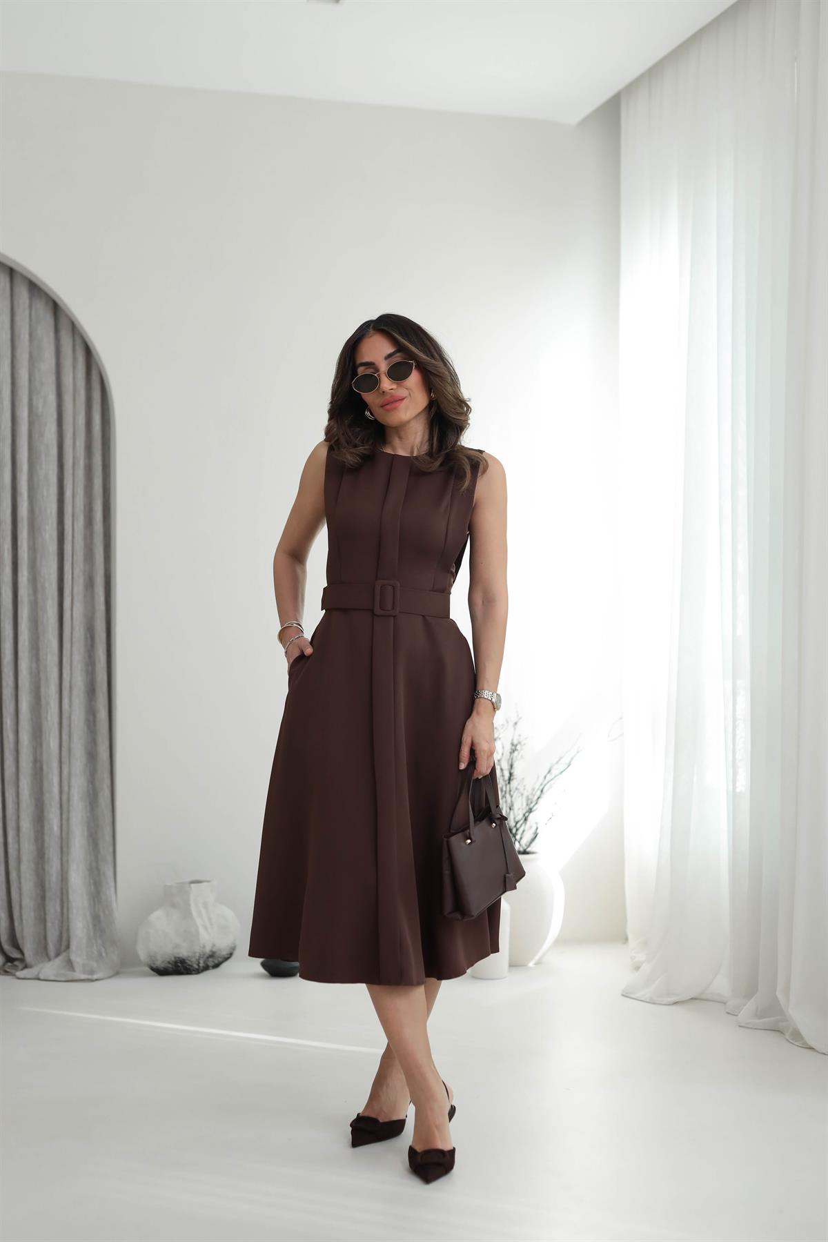3715 A Kesim Sıfır Kol Kemerli Midi Elbise KAHVE