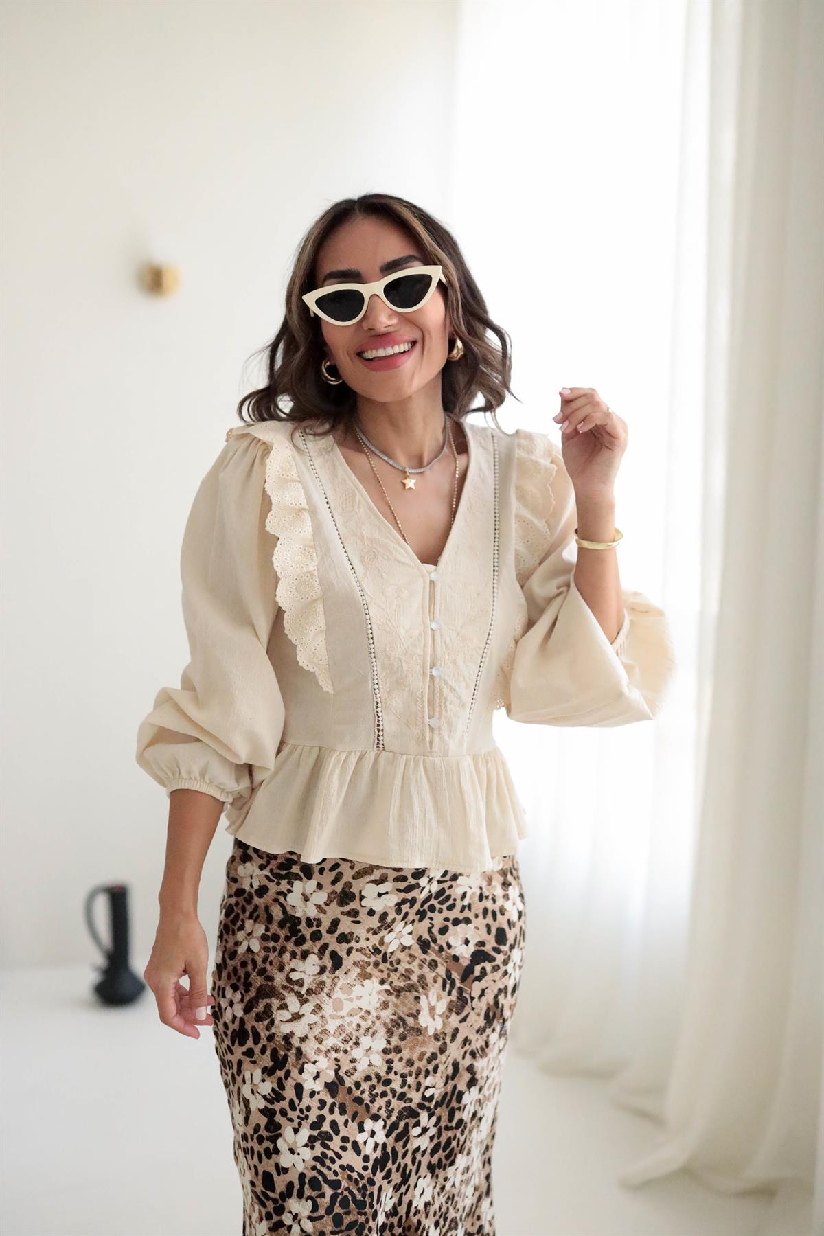 5137 Kolları Lastikli Önden Düğmeli Bluz