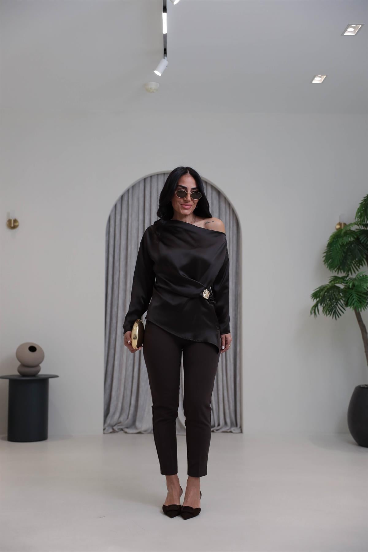 2245 Kayık Yaka Broş Detaylı Saten Bluz ACI KAHVE