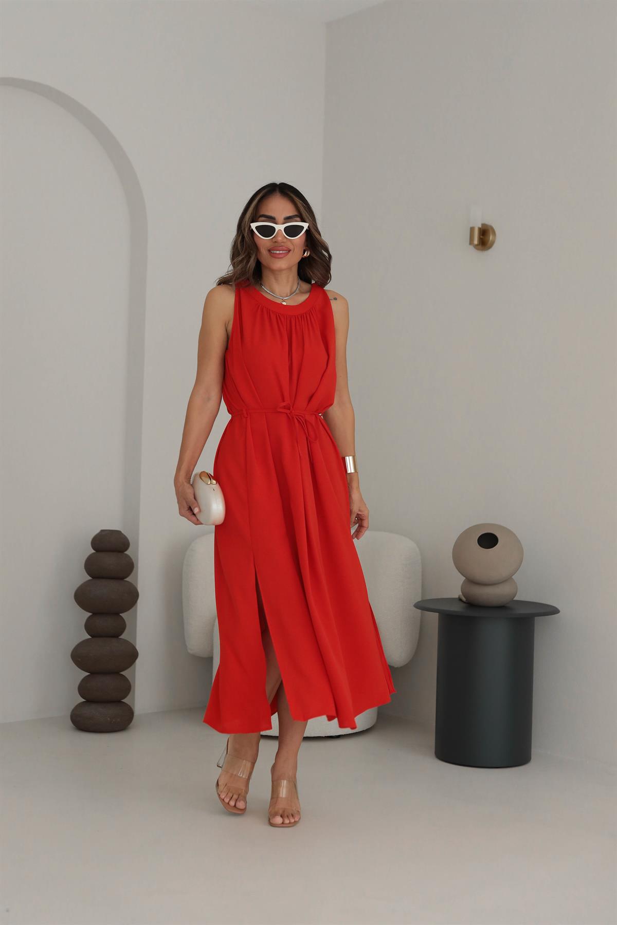 1402 Yandan Yırtmaçlı Bel Kuşaklı Sıfır Kol Elbise