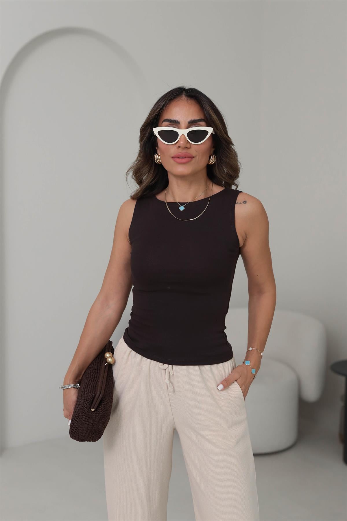 0868 Kayık Yaka Kolsuz Top ACI KAHVE