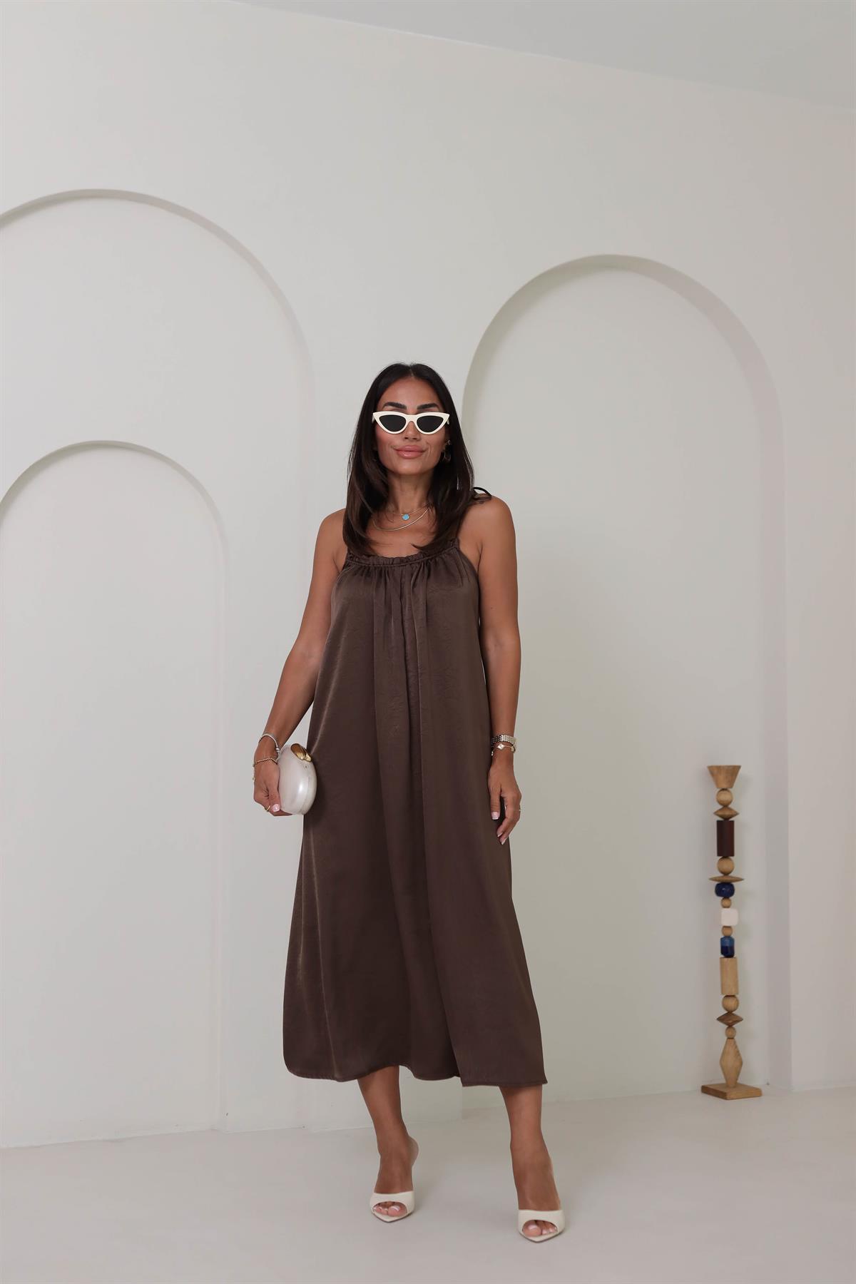 3349 Yaka Detaylı Askılı Tok Saten Elbise KAHVE