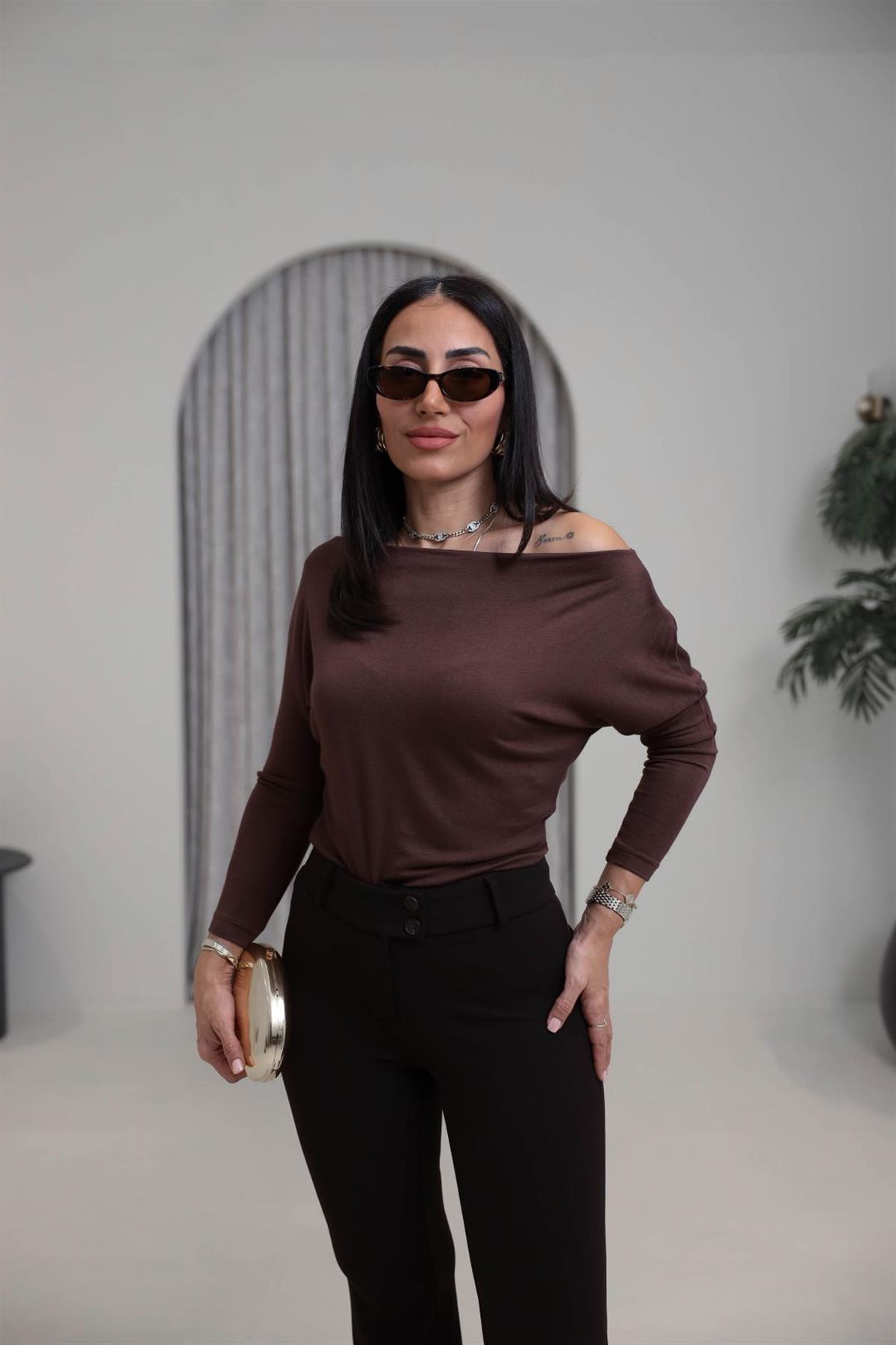 0481 Kayık Yaka Dökümlü Pamuklu Bluz KAHVE