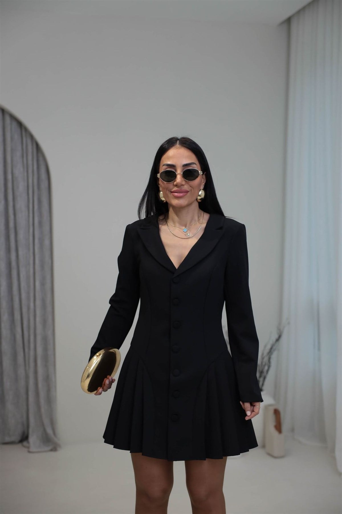 1300 Yaka Detaylı Önden Düğmeli Piliseli Elbise SİYAH