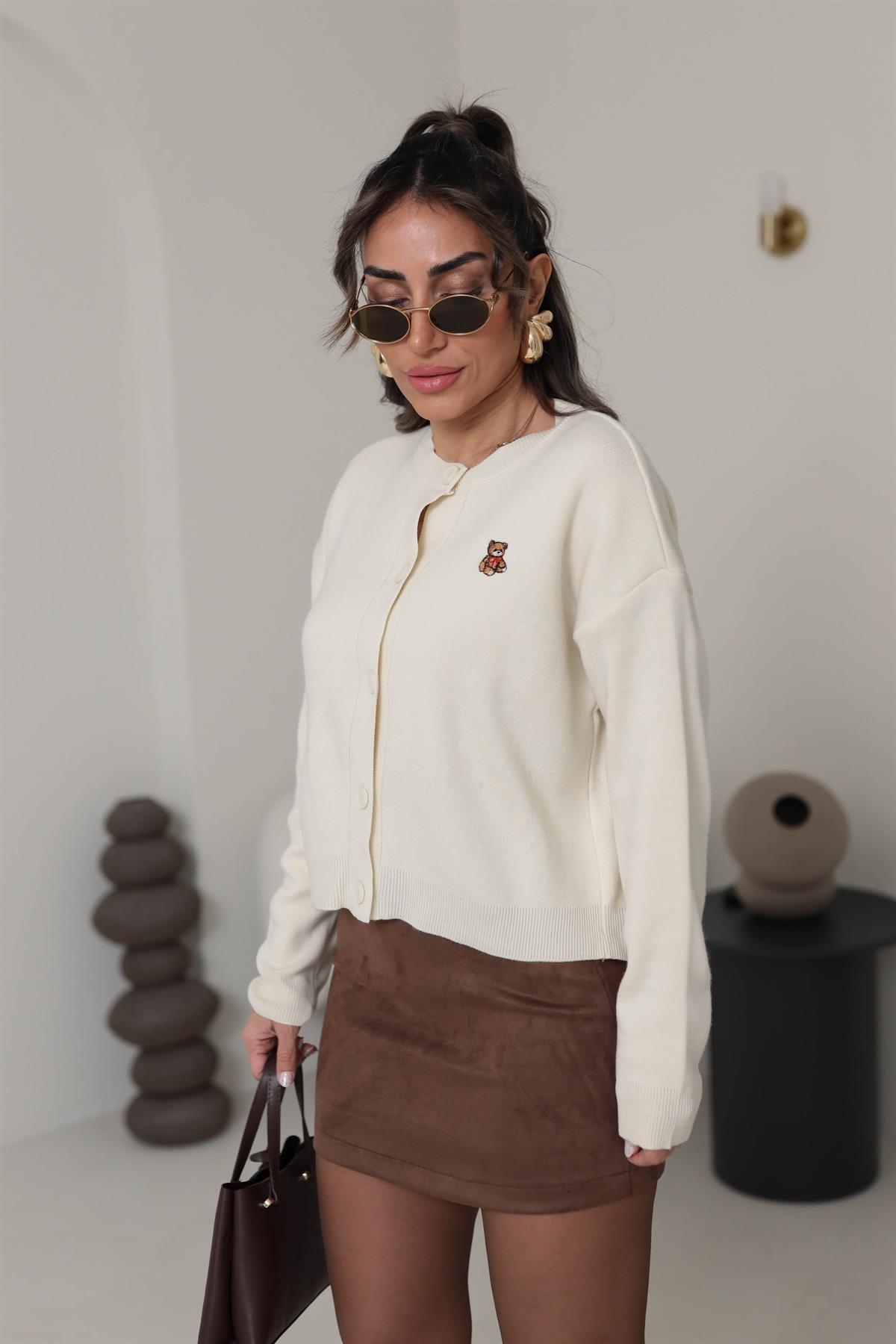 2434 Bisiklet Yaka Ayıcık Nakışlı Hırka EKRU