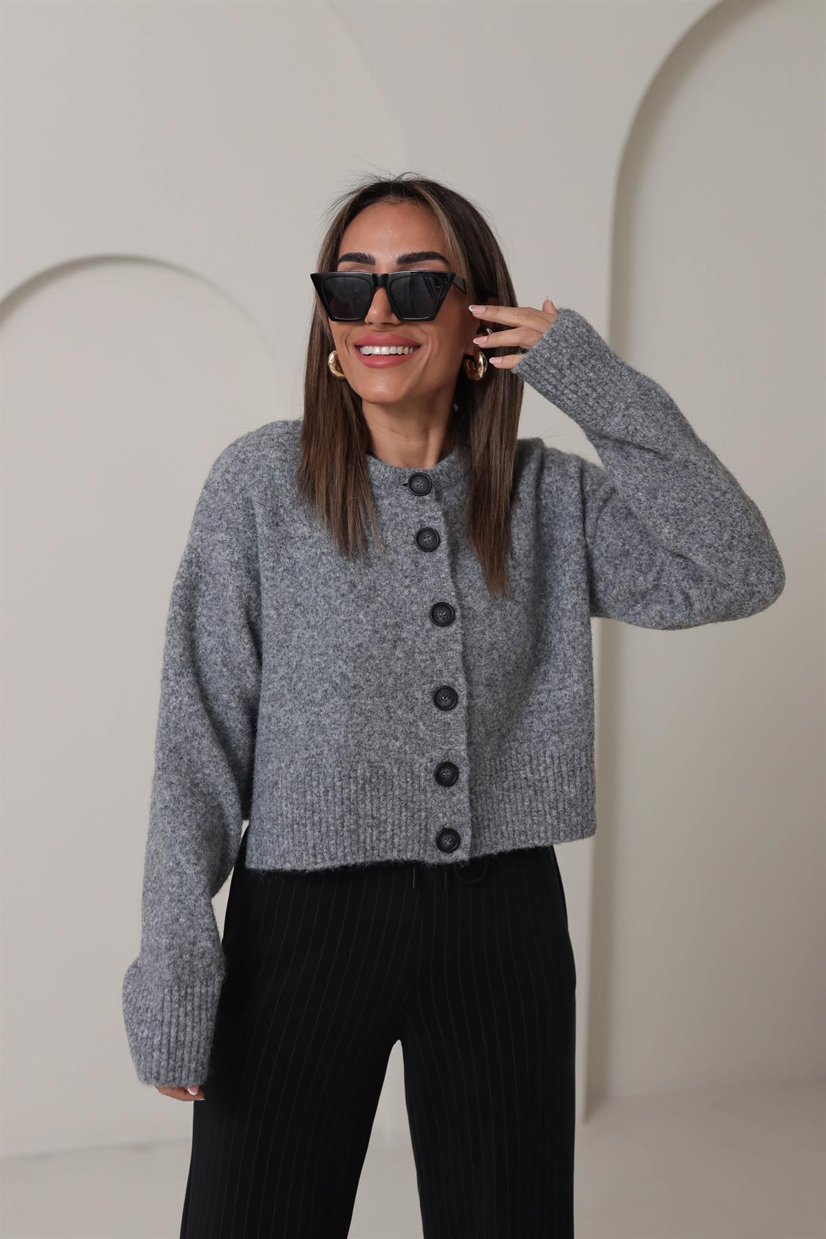 0280 Düğmeli Yumoş Yanları Yırtmaçlı Hırka FÜME