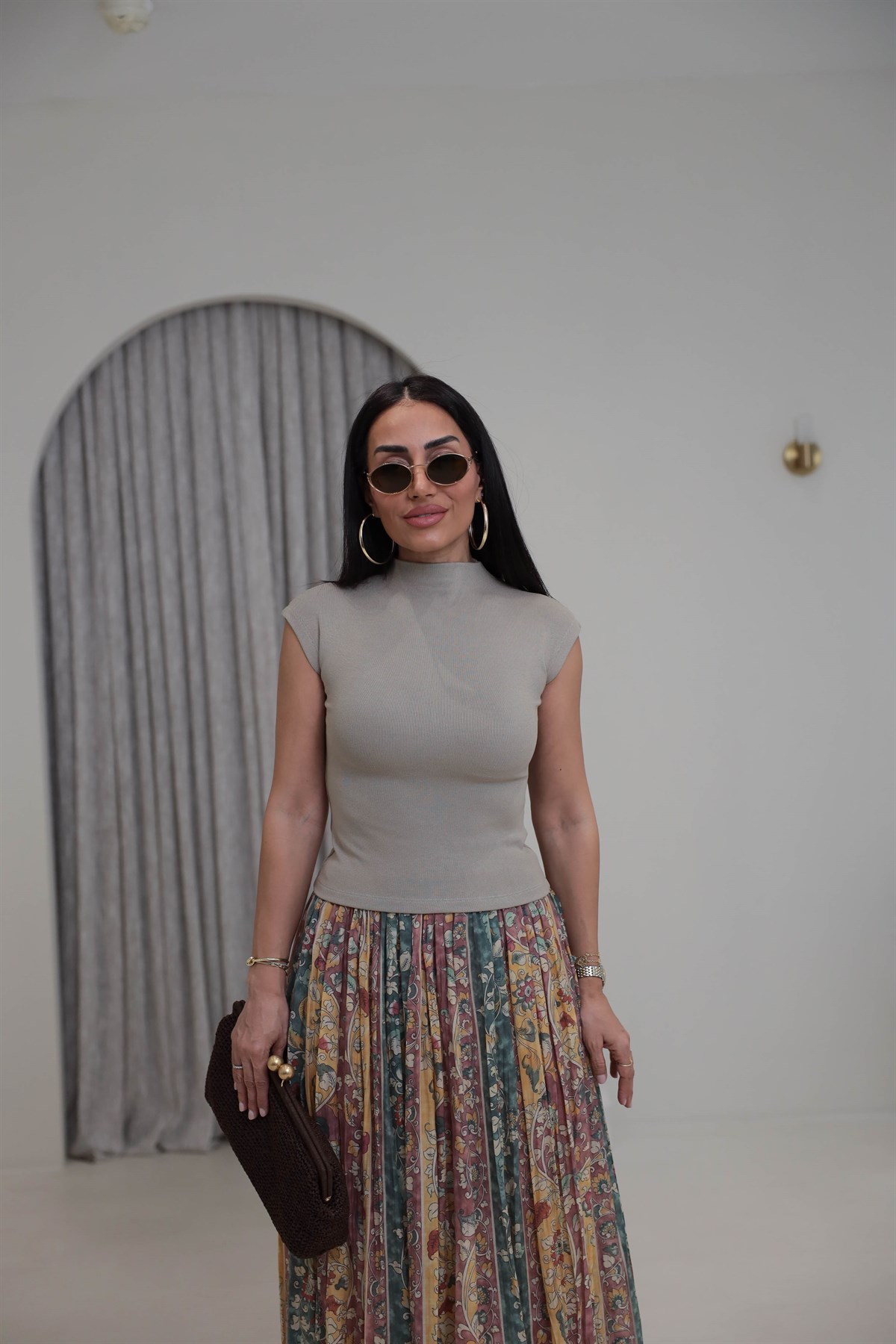 1040 Dik Yaka Sıfır Kol Dokuma Bluz VİZON