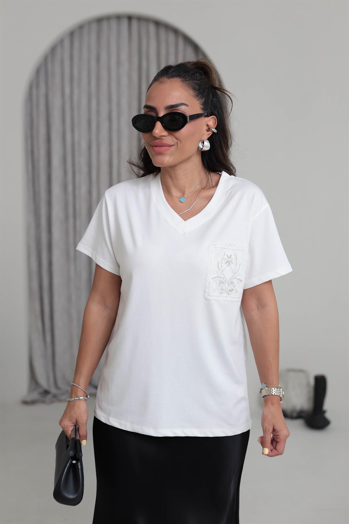 5448 V Yaka Boncuk Ve Pullu Cepli Tshirt EKRU