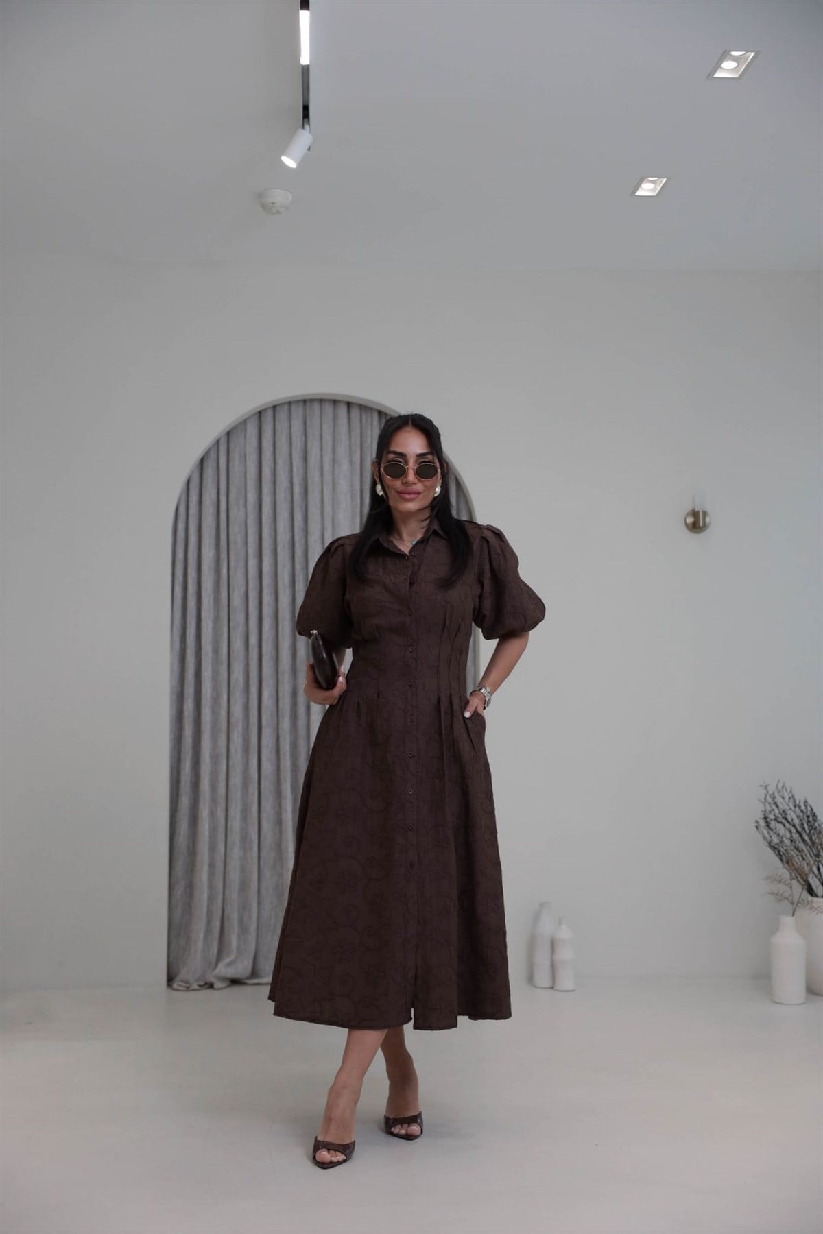 8275 İşlemeli Kumaş Kolları Lastikli Gömlek Elbise KAHVE