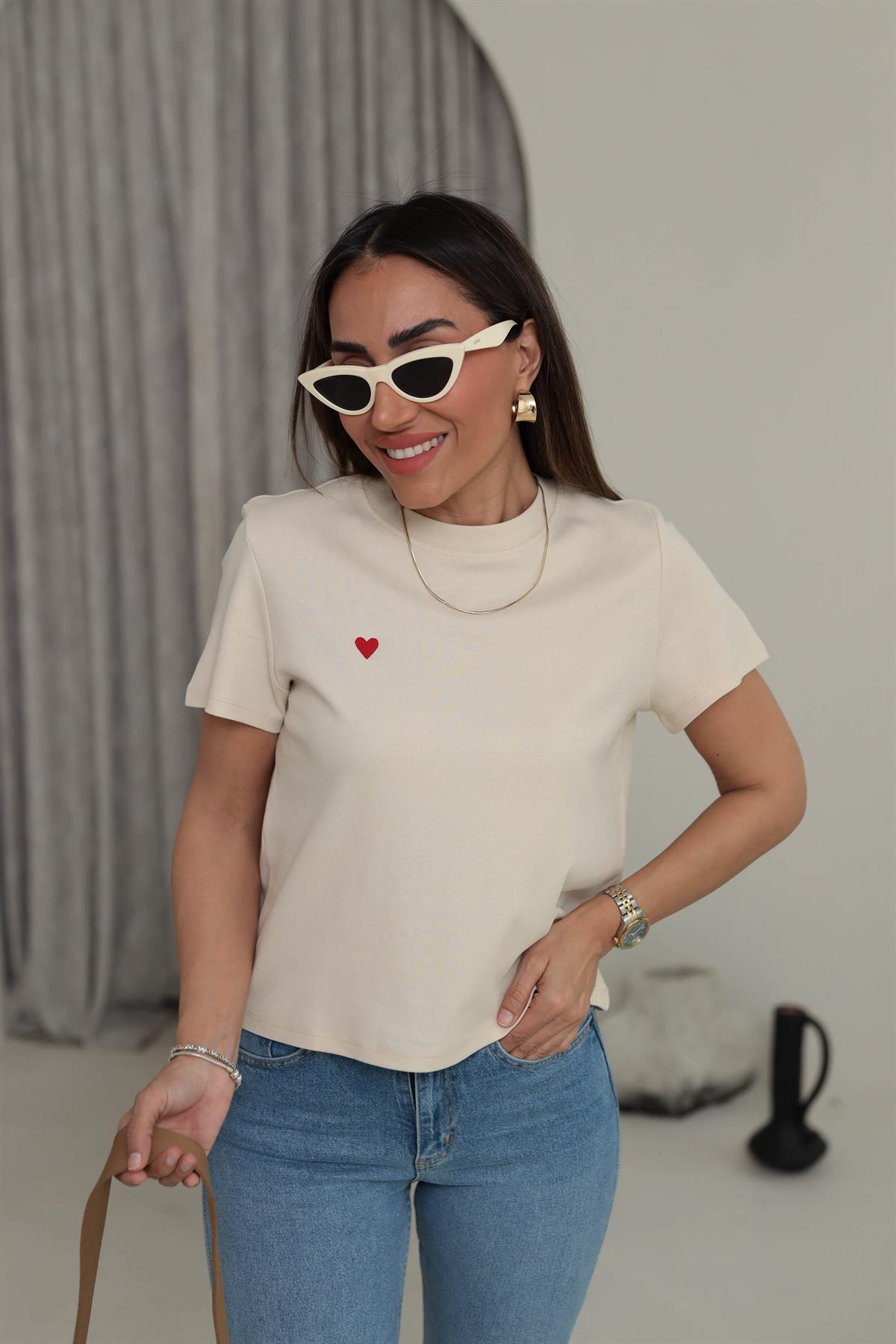 0584 Bisiklet Yaka Kalp Nakış Tshirt BEJ
