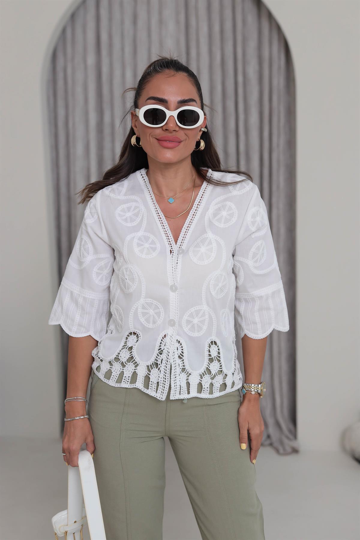 2006 V Yaka Kısa Kol Dantel İşiemeli Gömlek BEYAZ