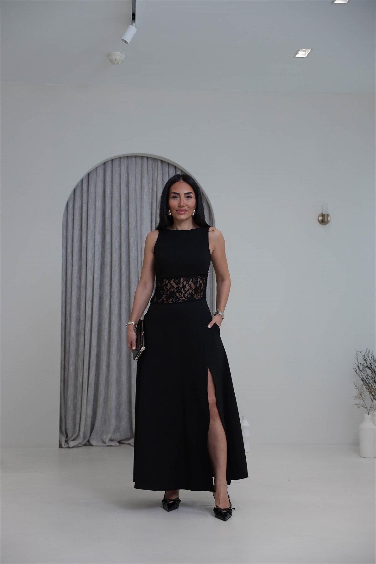 1222 Dantel Garnili Yırtmaç Detaylı Sıfır Kol Elbise SİYAH