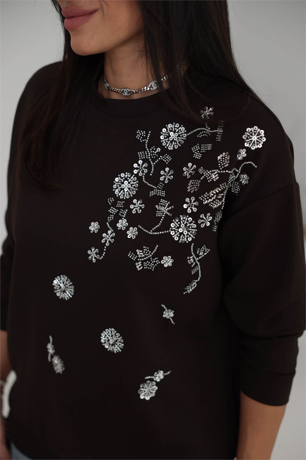 Bisiklet Yaka Pul ve Boncuk İşlemeli Orj Sweatshirt KAHVE