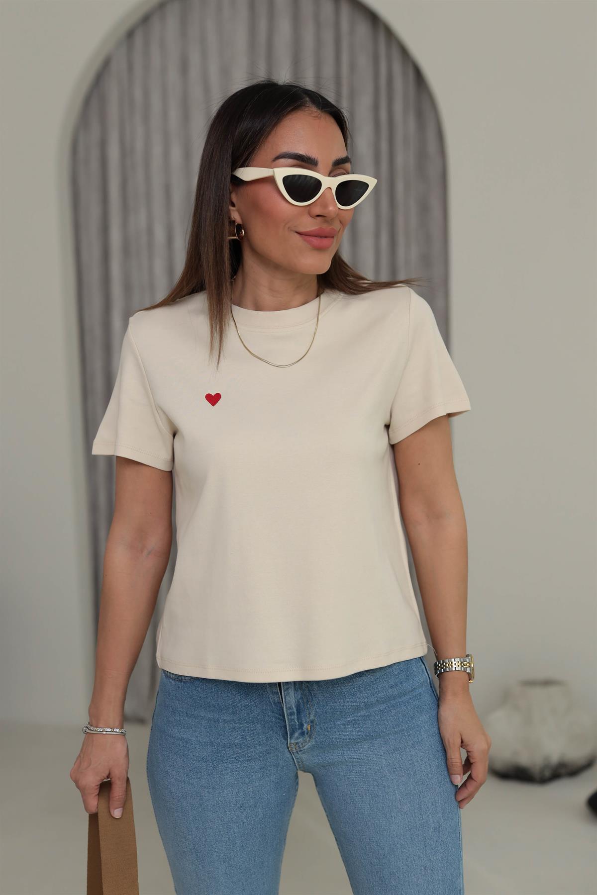 0584 Bisiklet Yaka Kalp Nakış Tshirt BEJ