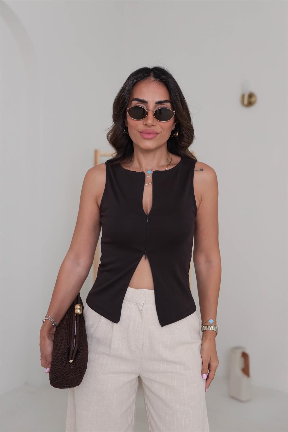 1764 Fermuar Detaylı Sıfır Kol Pamuklu Bluz KAHVE