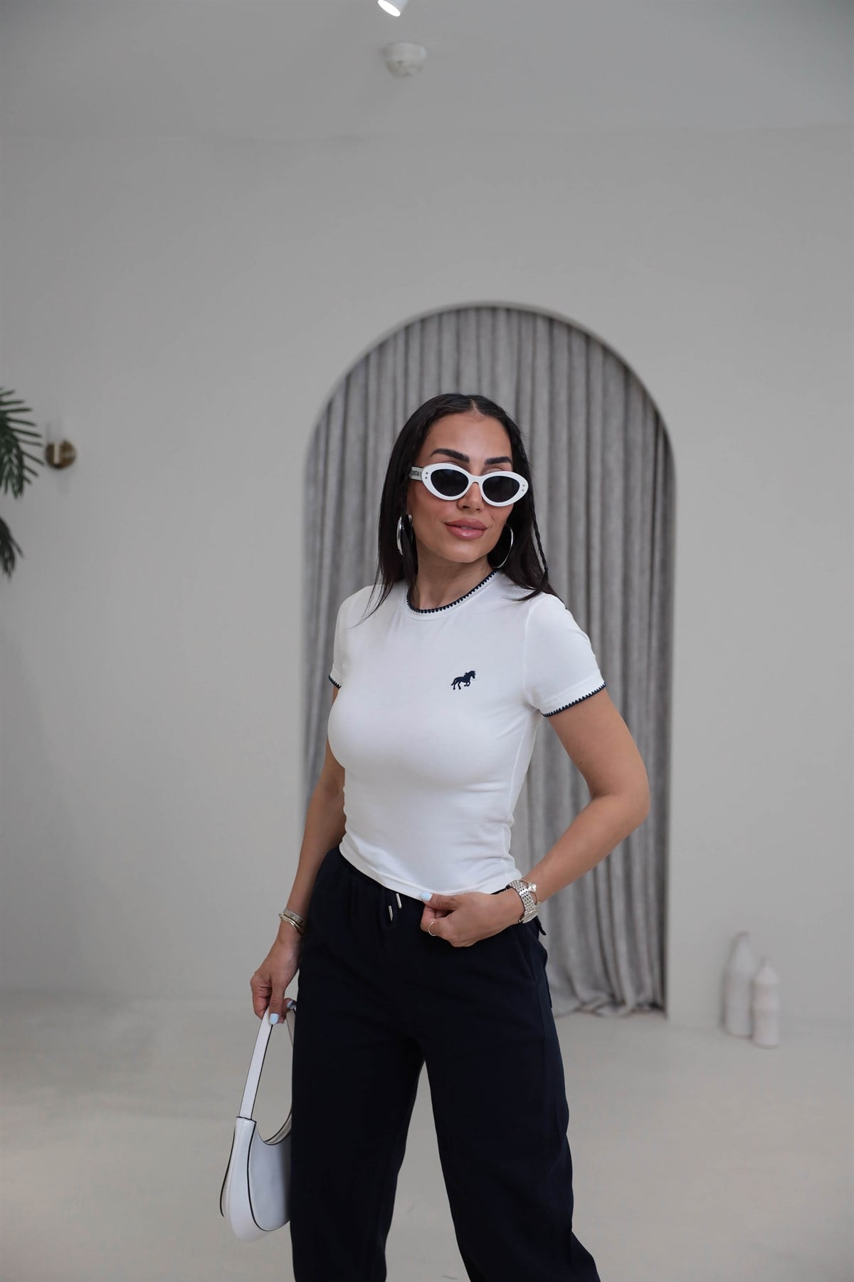 1644 Yaka ve Kol İşlemeli Nakışlı Pamuklu Tshirt LACİVERT