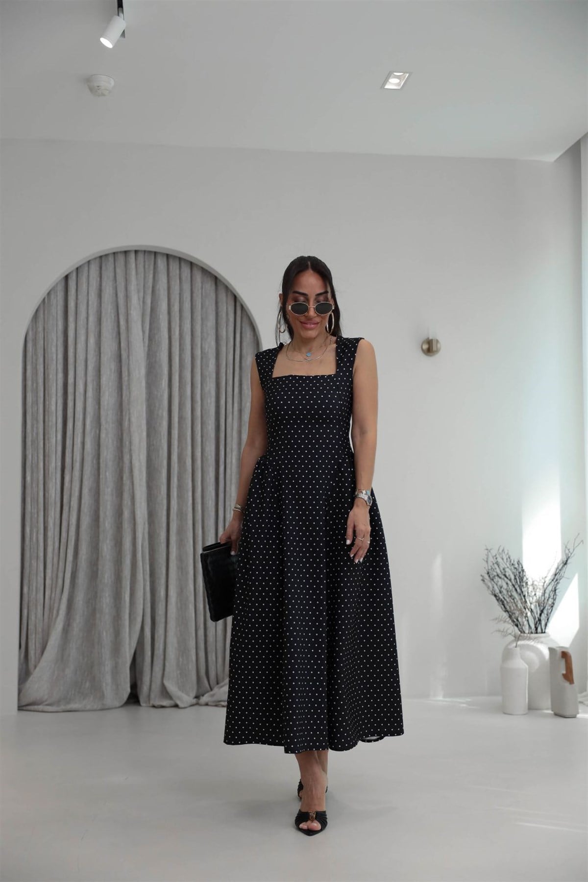 3950 Kalın Askılı Kare Yaka Puantiyeli Vintage Elbise SİYAH