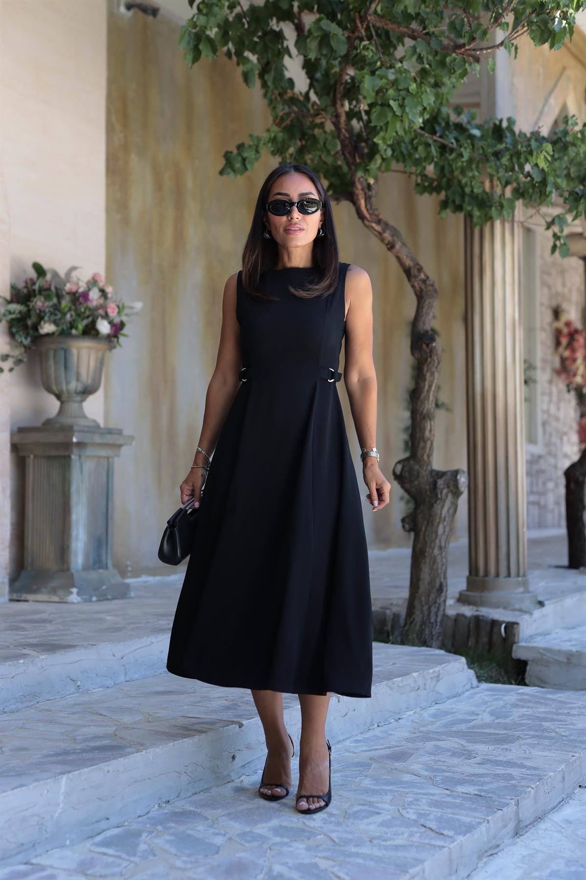 2313 Yan Toka Detaylı Dökümlü Kloş Elbise SİYAH