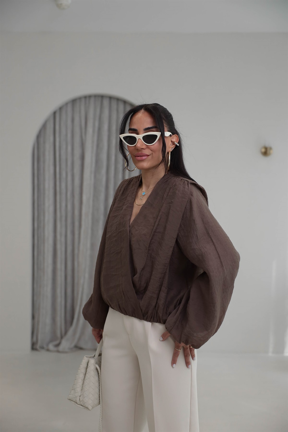 5048 Vatkalı Balon Kol Dökümlü Tencel Bluz KAHVE