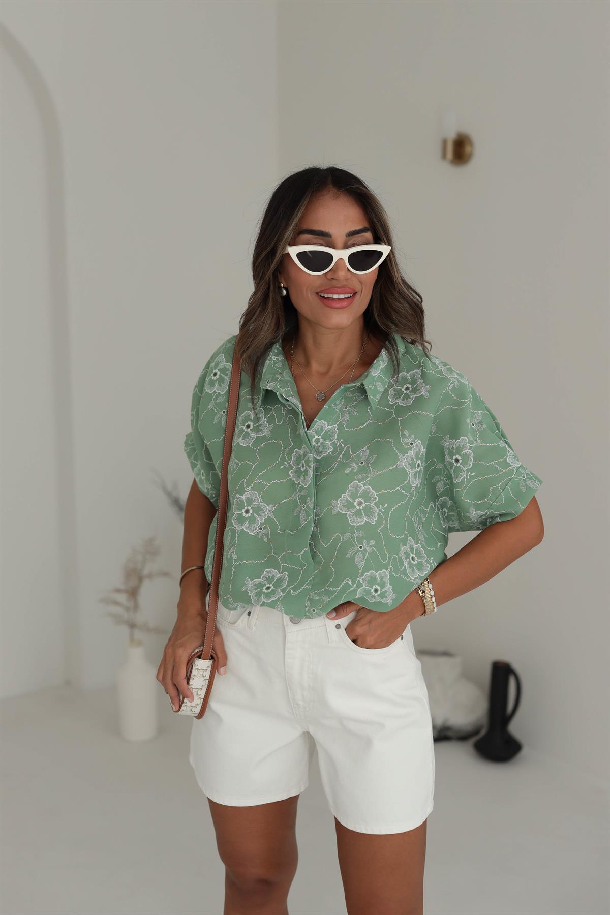 7427 Çiçek Desenli Kısa Kol Sırtı Düğmeli Gömlek