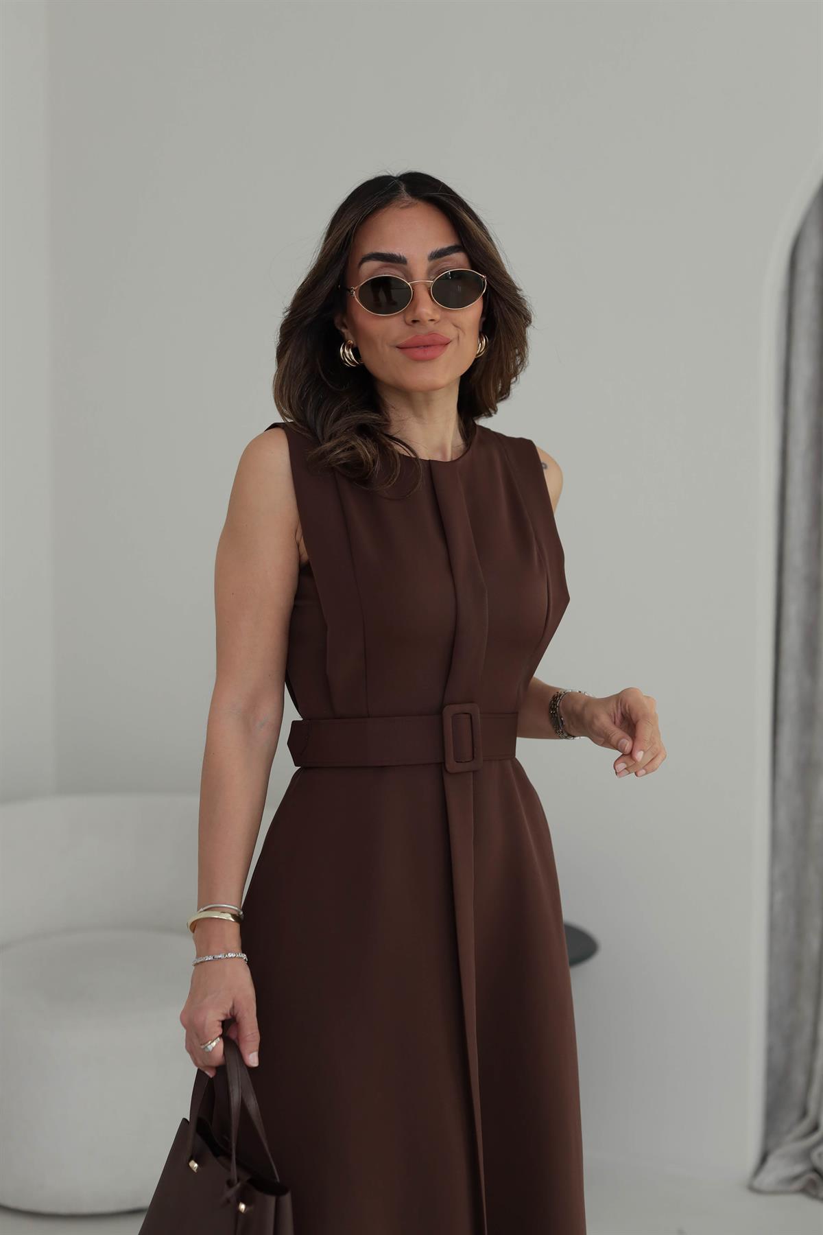 3715 A Kesim Sıfır Kol Kemerli Midi Elbise KAHVE
