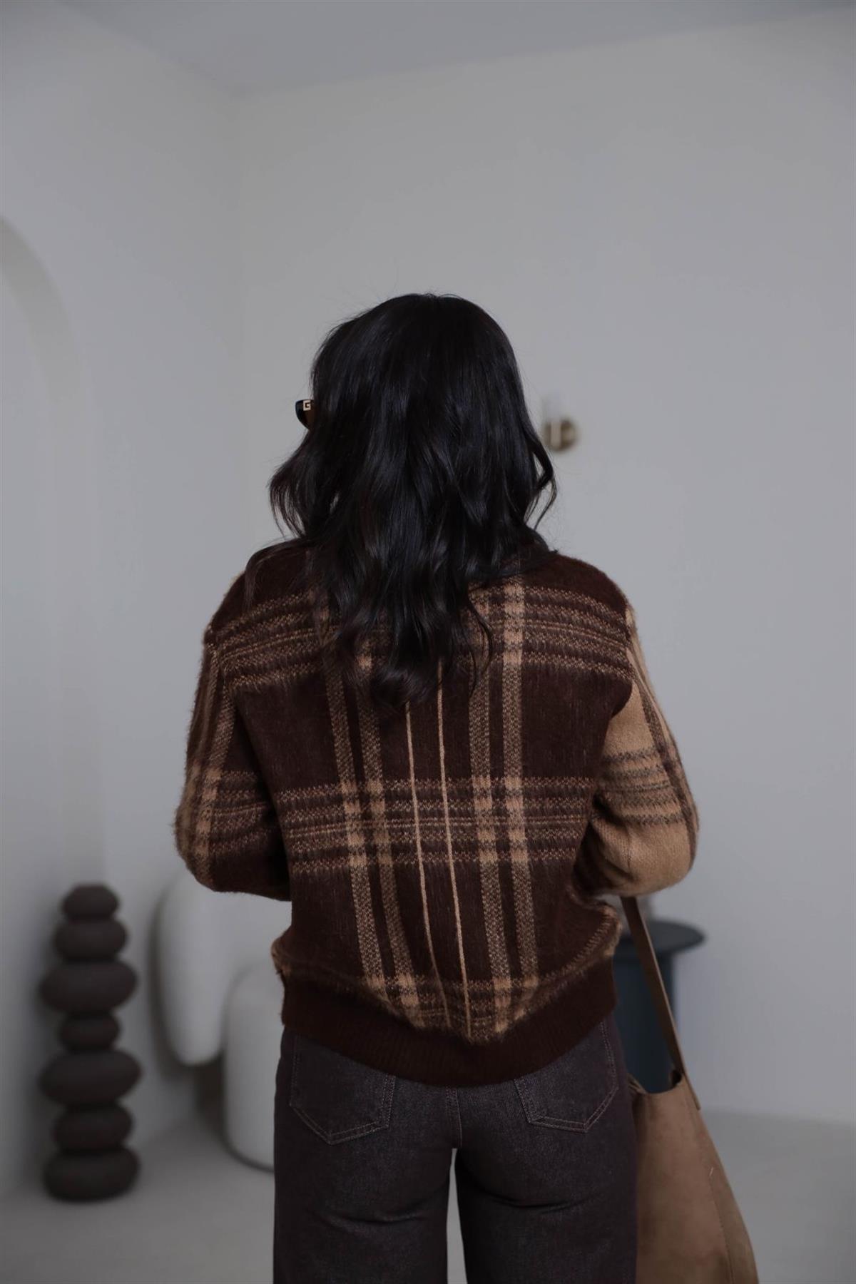 0092 Bisiklet Yaka Kare Desenli Hırka BEJ-KAHVE