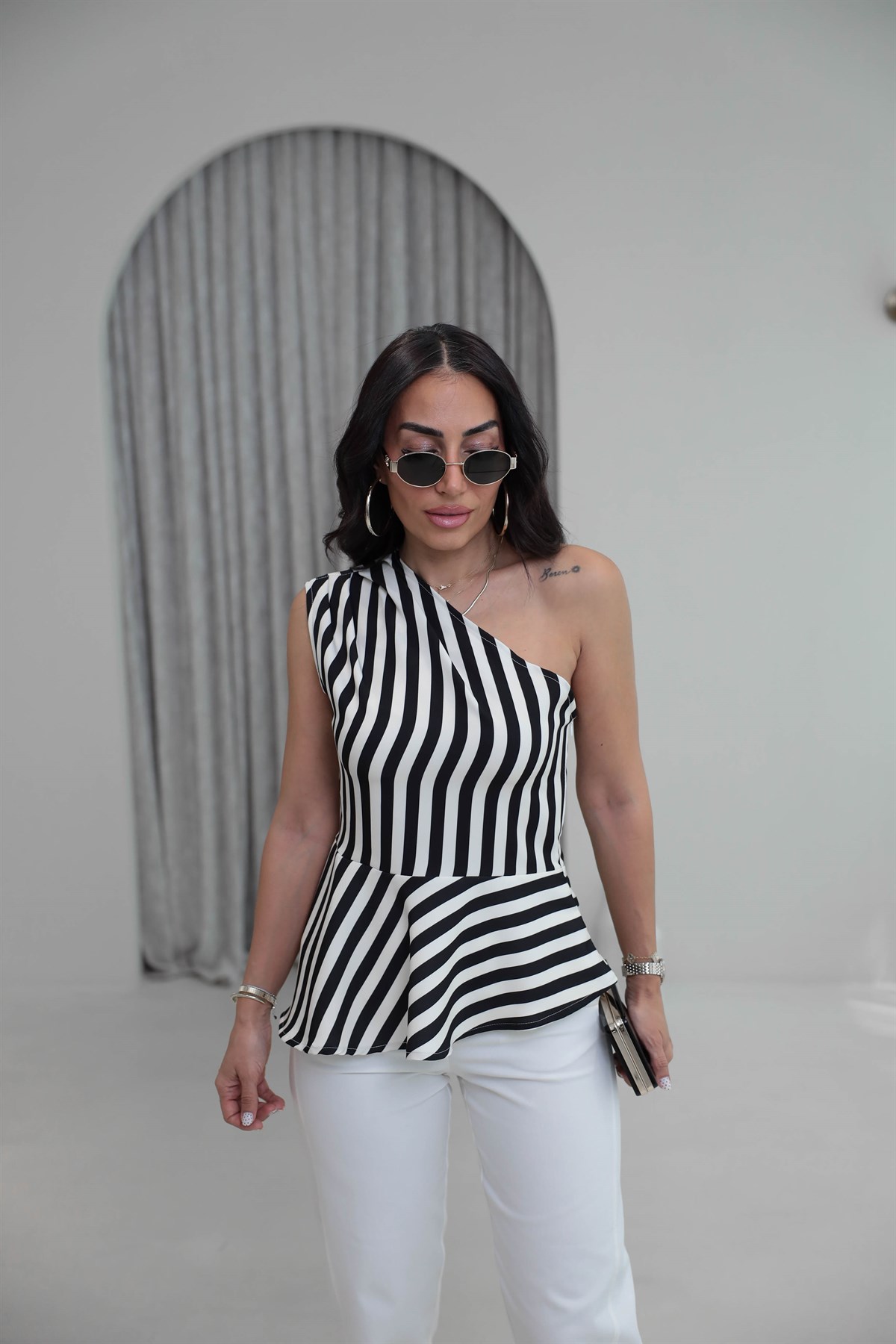 1808 Tek Omuz Drapeli Volanlı Çizgili Bluz SİYAH-EKRU