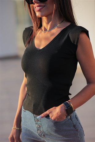 0135 Ön Arkası V Triko Atlet SİYAH