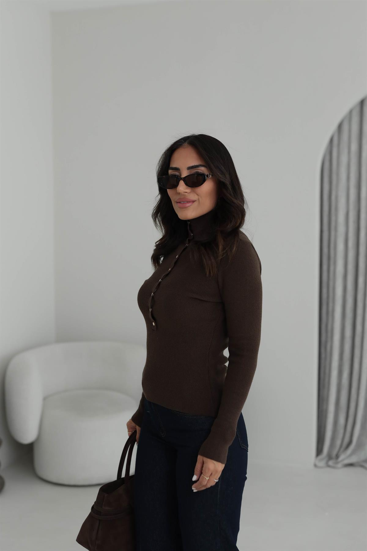 0686 Dik Yaka Çıtçıtlı Triko Kazak ACI KAHVE