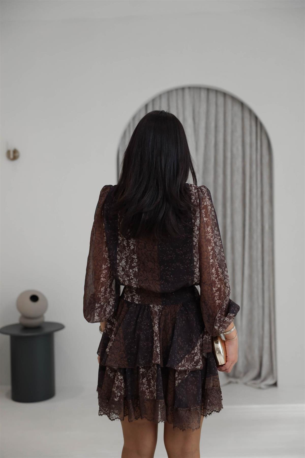 3872 Yaka Bağlamalı Desenli Kat Kat Şifon Elbise KAHVE