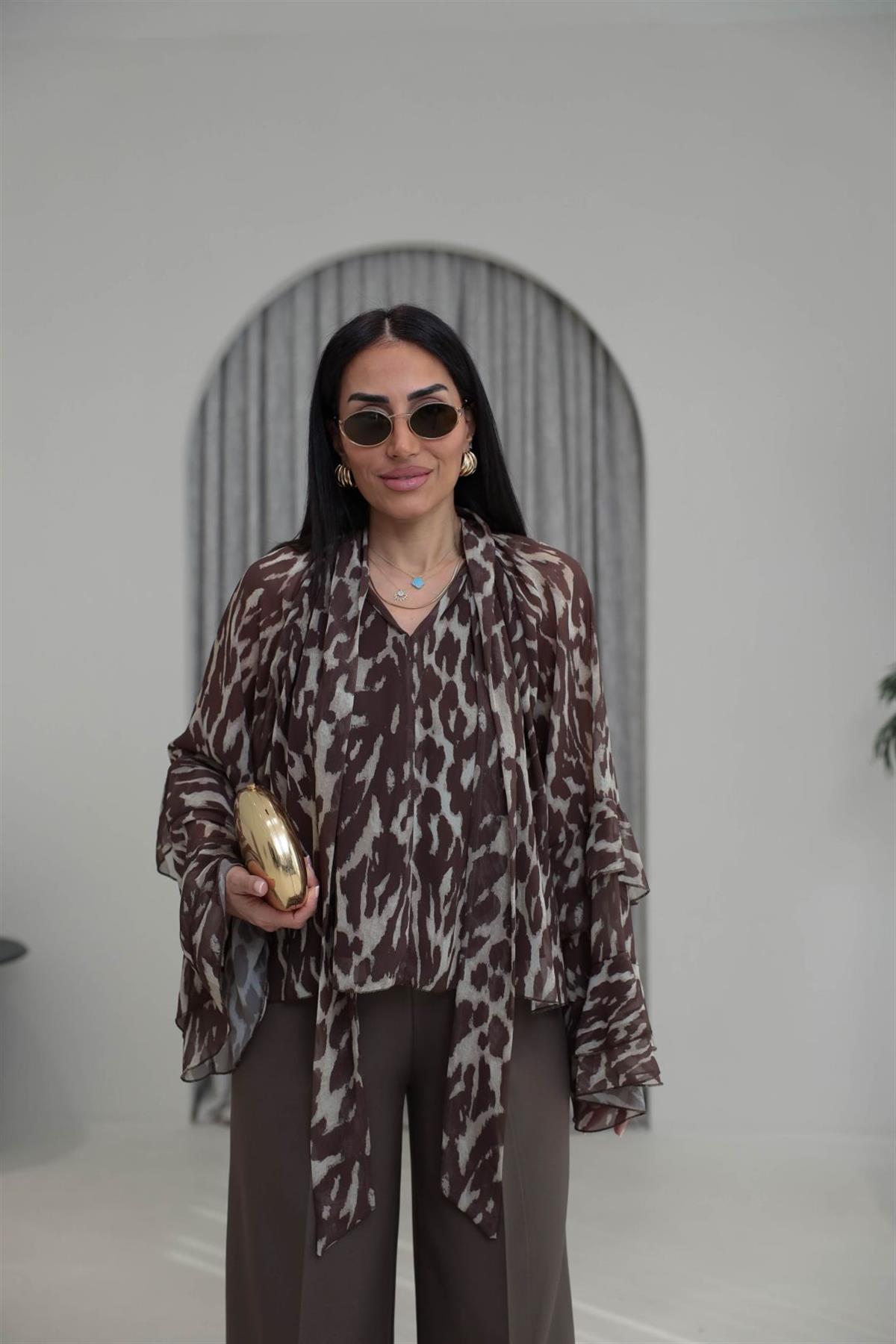 5024 Fularlı Kolları Volanlı Desenli Şifon Bluz KAHVE