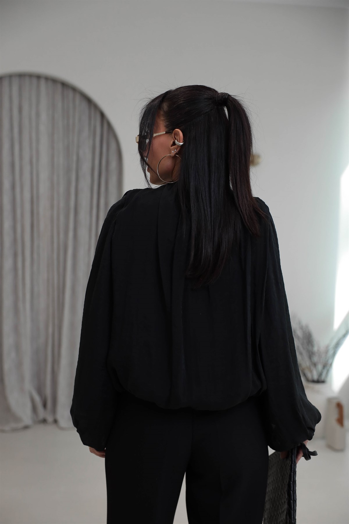 5048 Vatkalı Balon Kol Dökümlü Tencel Bluz SİYAH