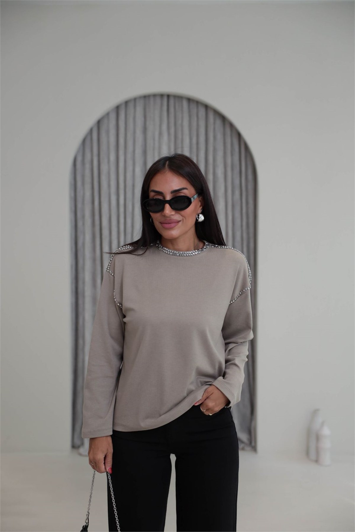 9064 Taşlı Detaylı Yumuşak Kumaş Bluz VİZON