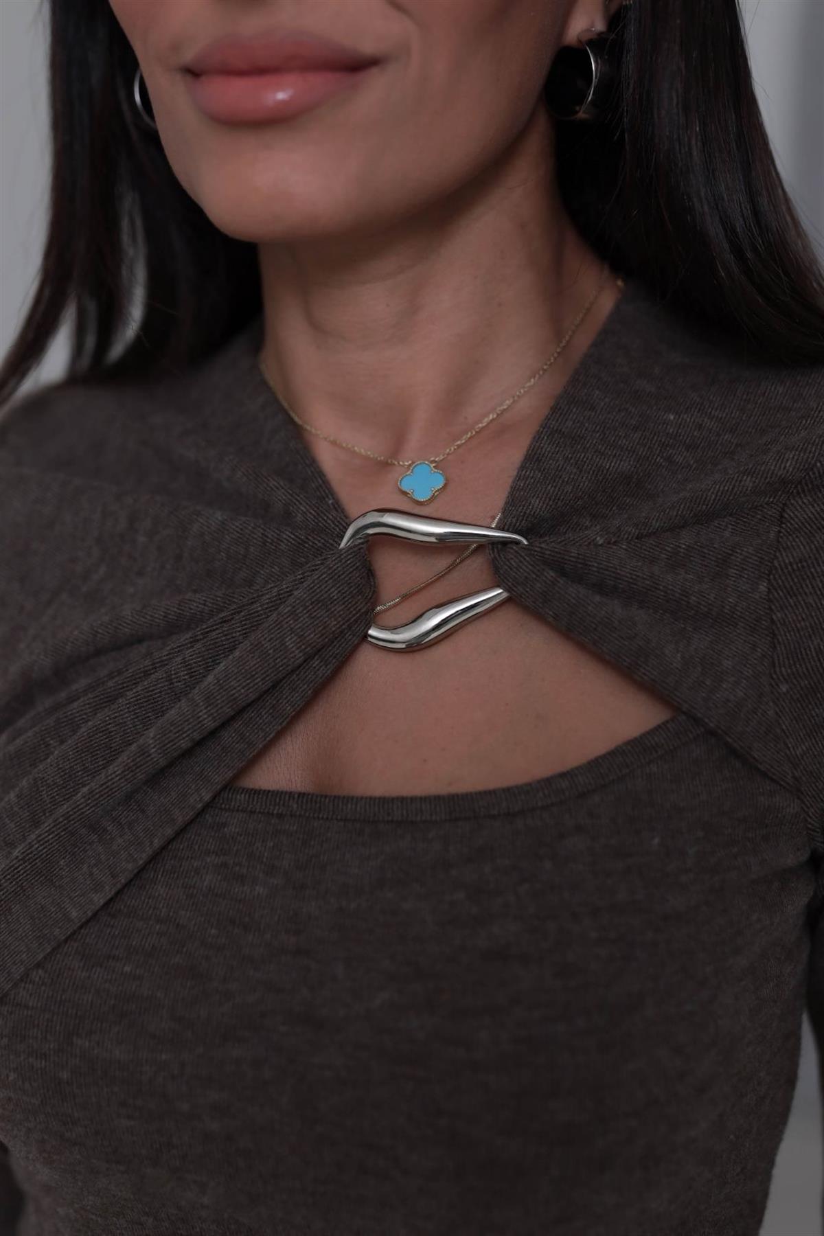 0935 Göğüs Dekolteli Aksesuar Detaylı Uzun Kollu Bluz KAHVE