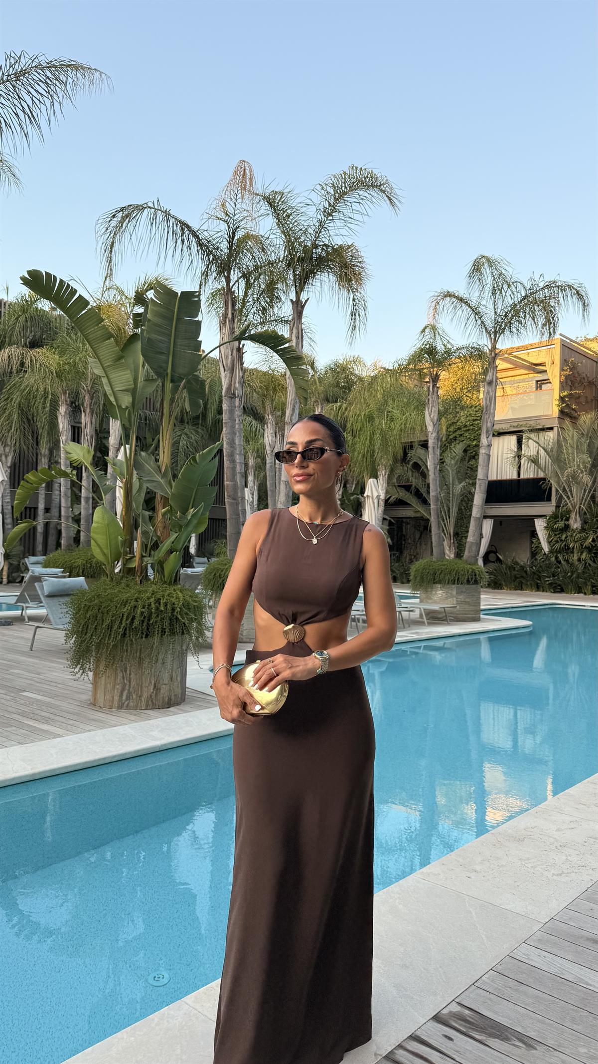 0511 Sıfır Kol Gold Aksesuarlı Bel Dekolteli Elbise KAHVE