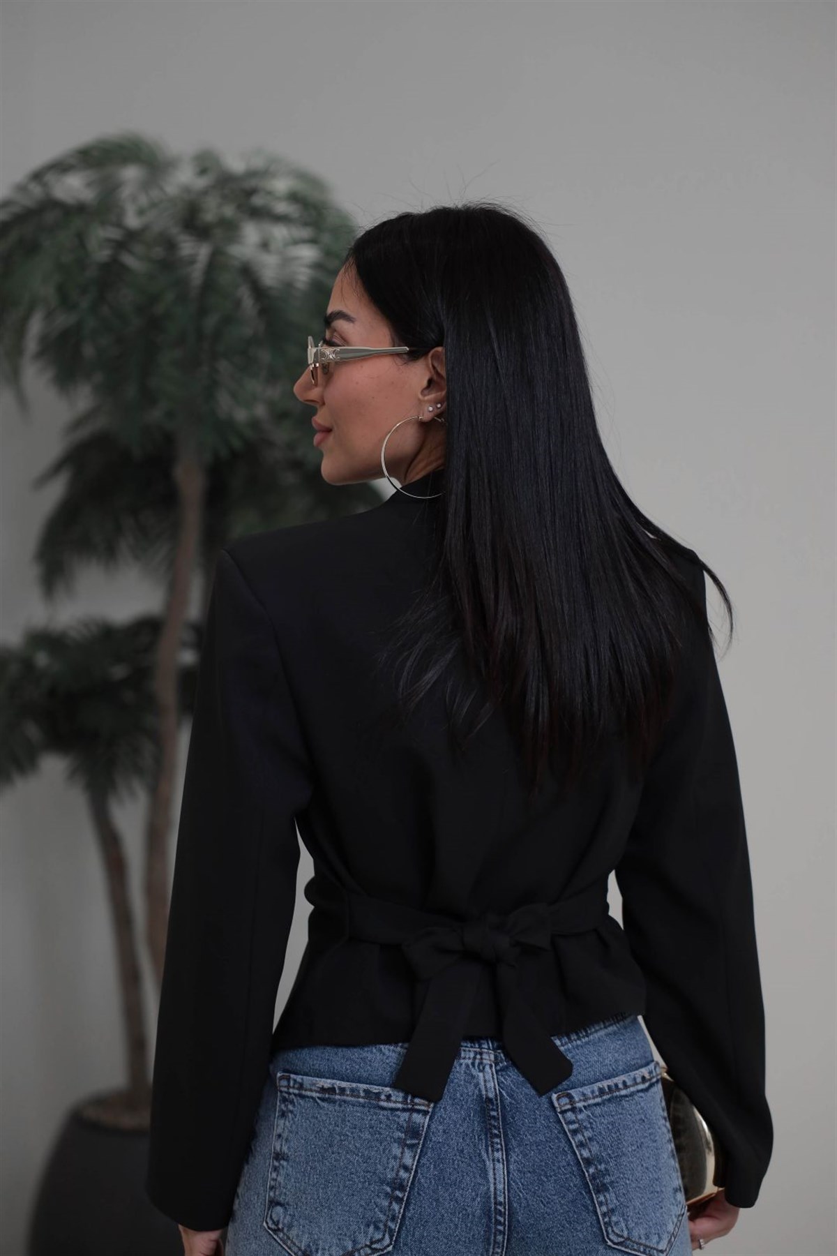 Vatkalı Asimetrik Belden Kuşaklı Ceket SİYAH