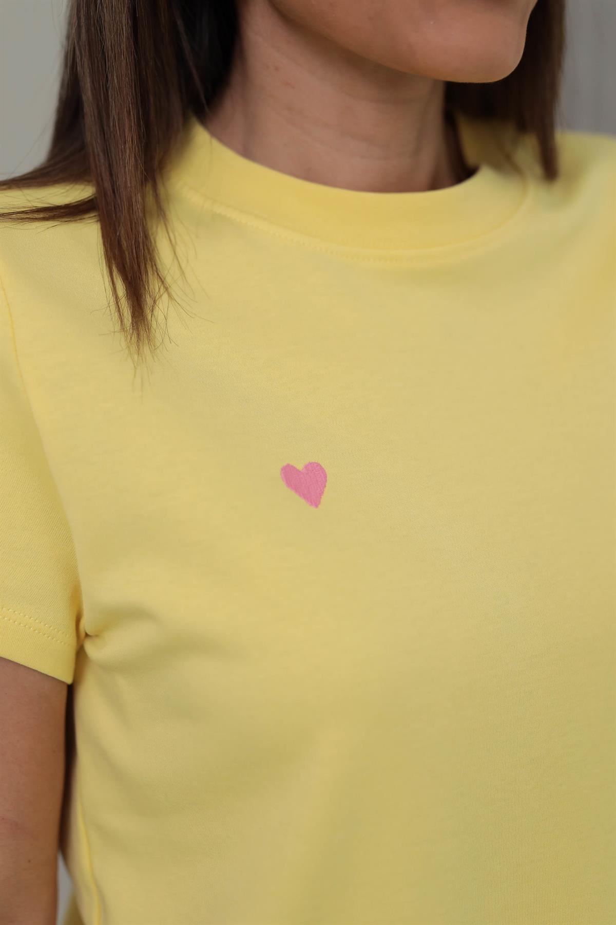 0584 Bisiklet Yaka Kalp Nakış Tshirt SARI