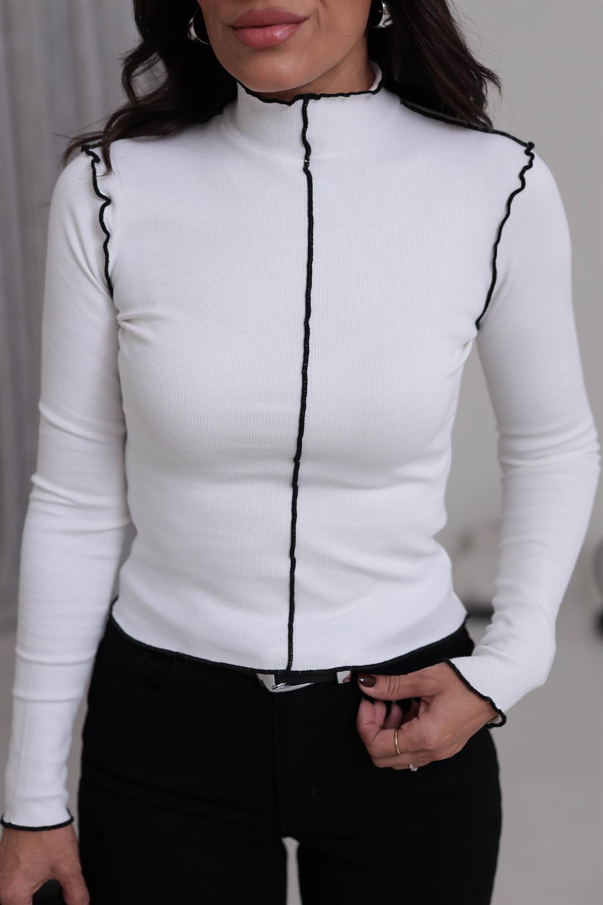 7097 Süs Dikişli Yarım Balıkçı Yaka  Bluz EKRU