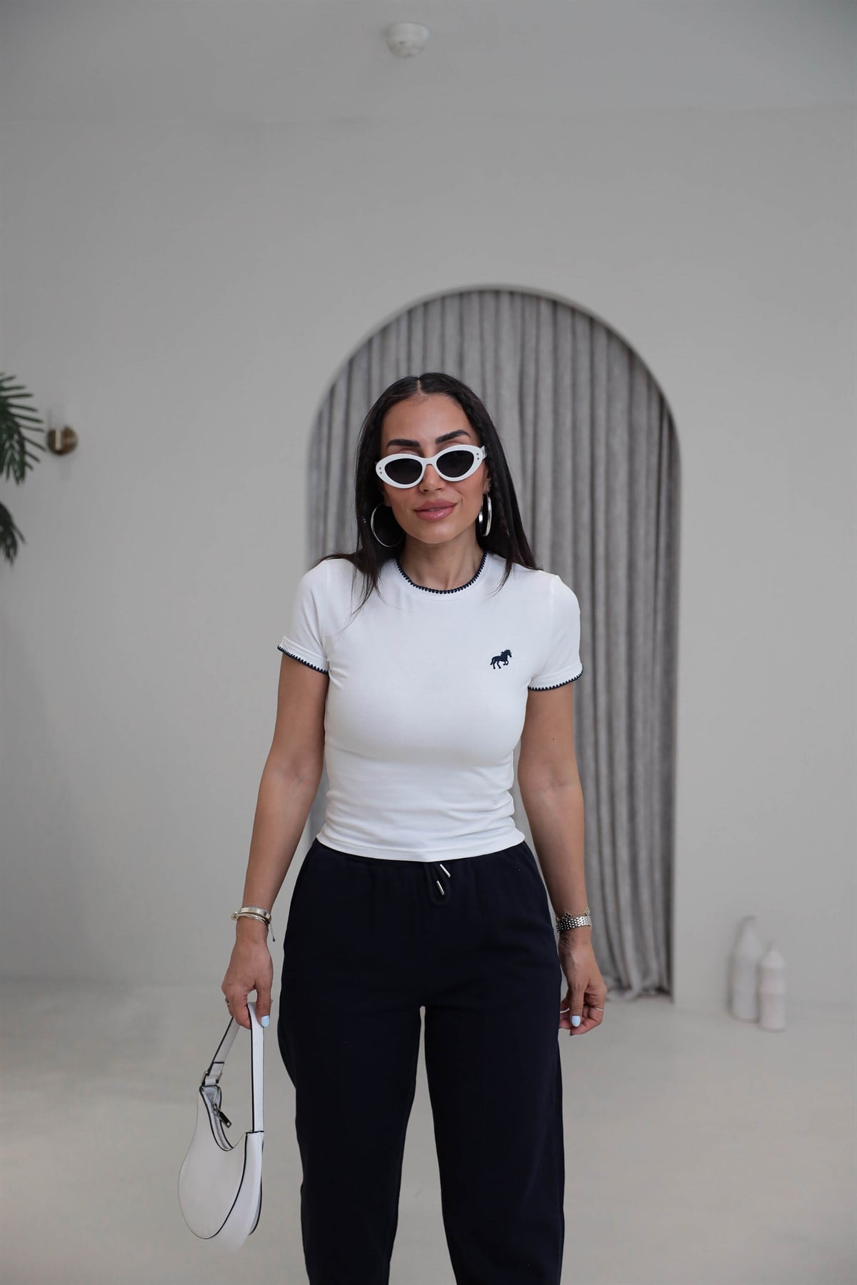 1644 Yaka ve Kol İşlemeli Nakışlı Pamuklu Tshirt LACİVERT