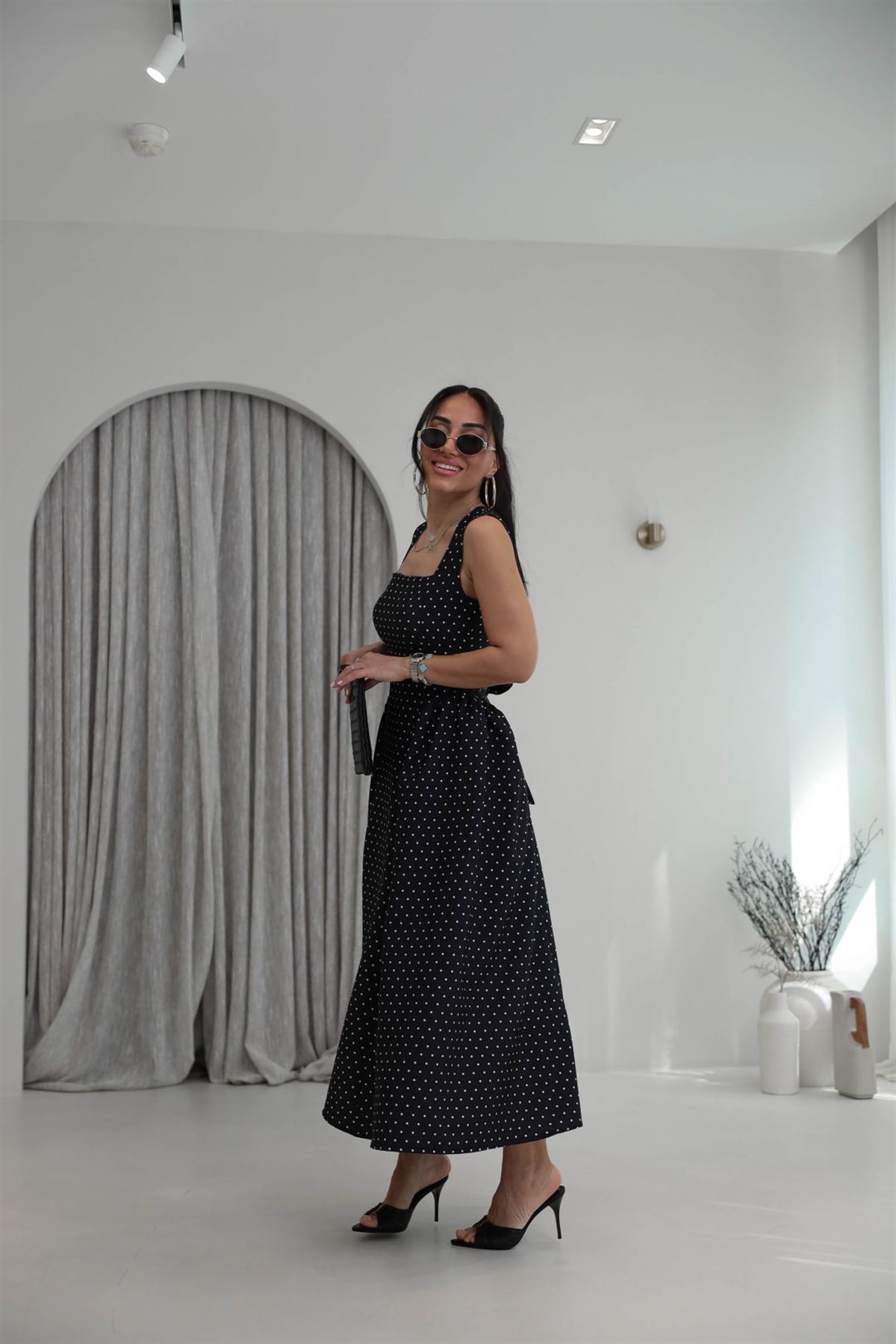 3950 Kalın Askılı Kare Yaka Puantiyeli Vintage Elbise SİYAH