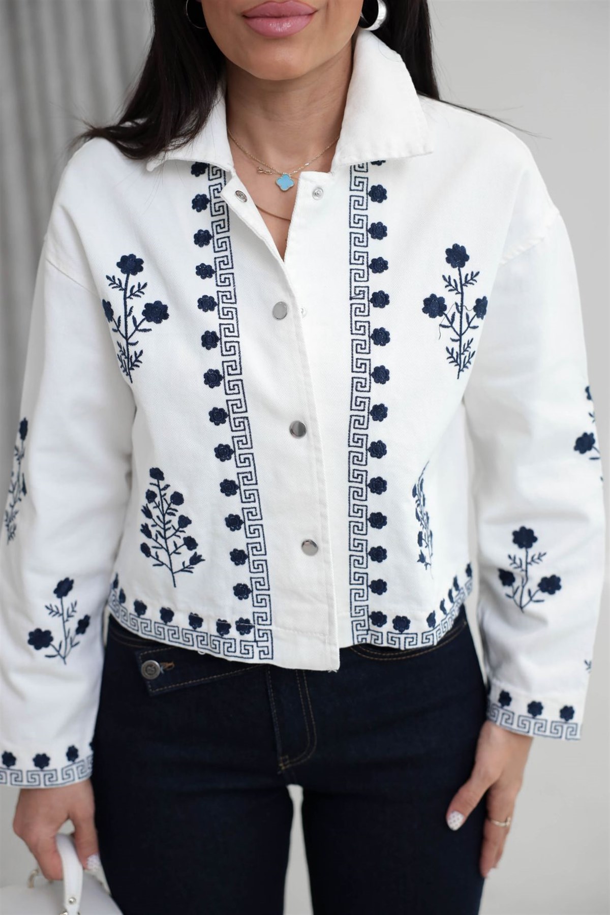 5906 İşleme ve Nakış Detaylı Kot Ceket EKRU