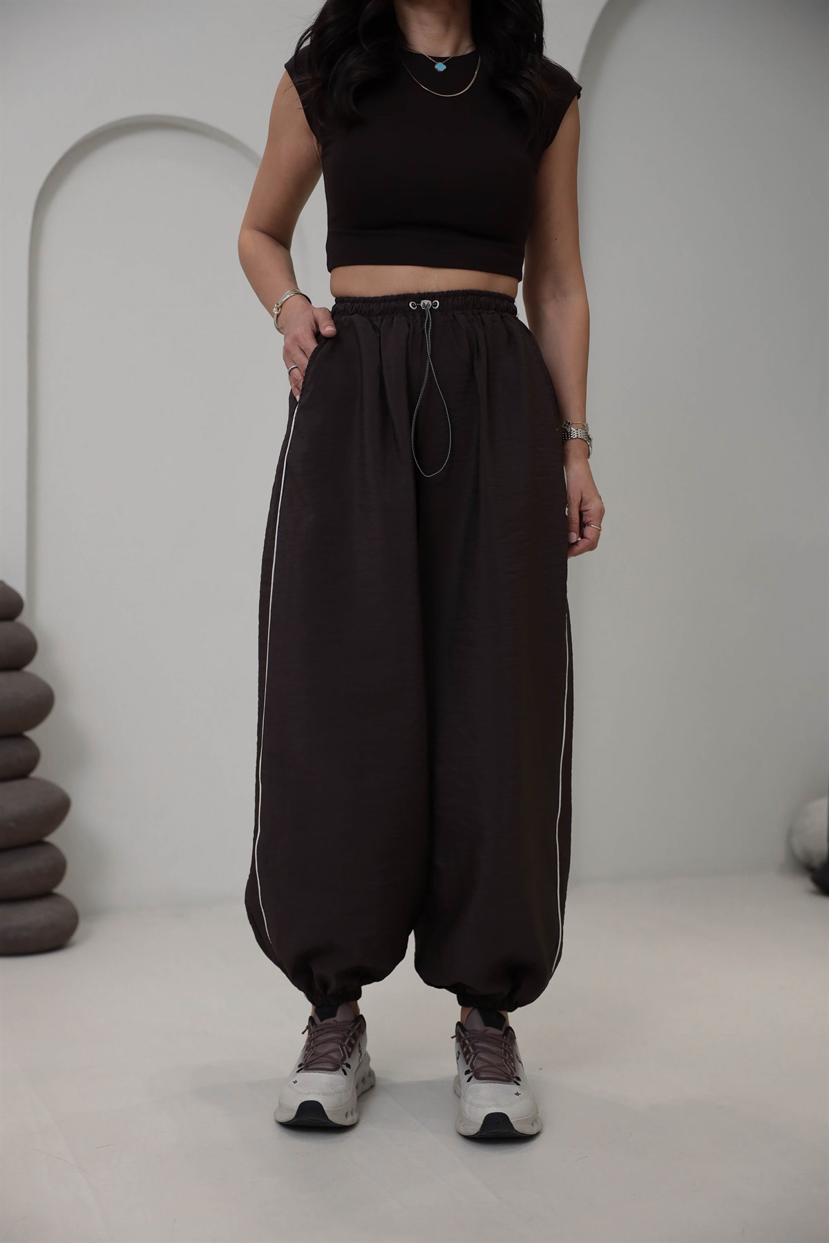 1526 Bel ve Paça Lastikli Biyeli Paraşüt Kumaş Pantolon ACI KAHVE