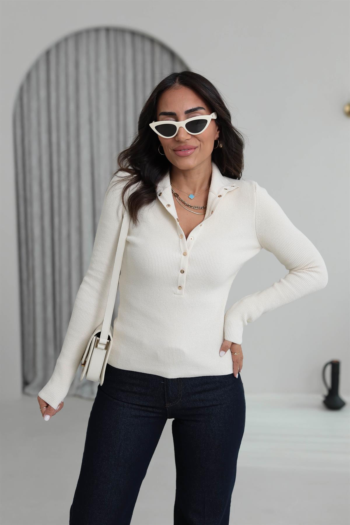 0686 Dik Yaka Çıtçıtlı Triko Kazak KREM