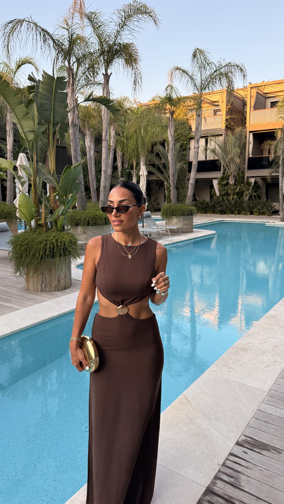 0511 Sıfır Kol Gold Aksesuarlı Bel Dekolteli Elbise KAHVE