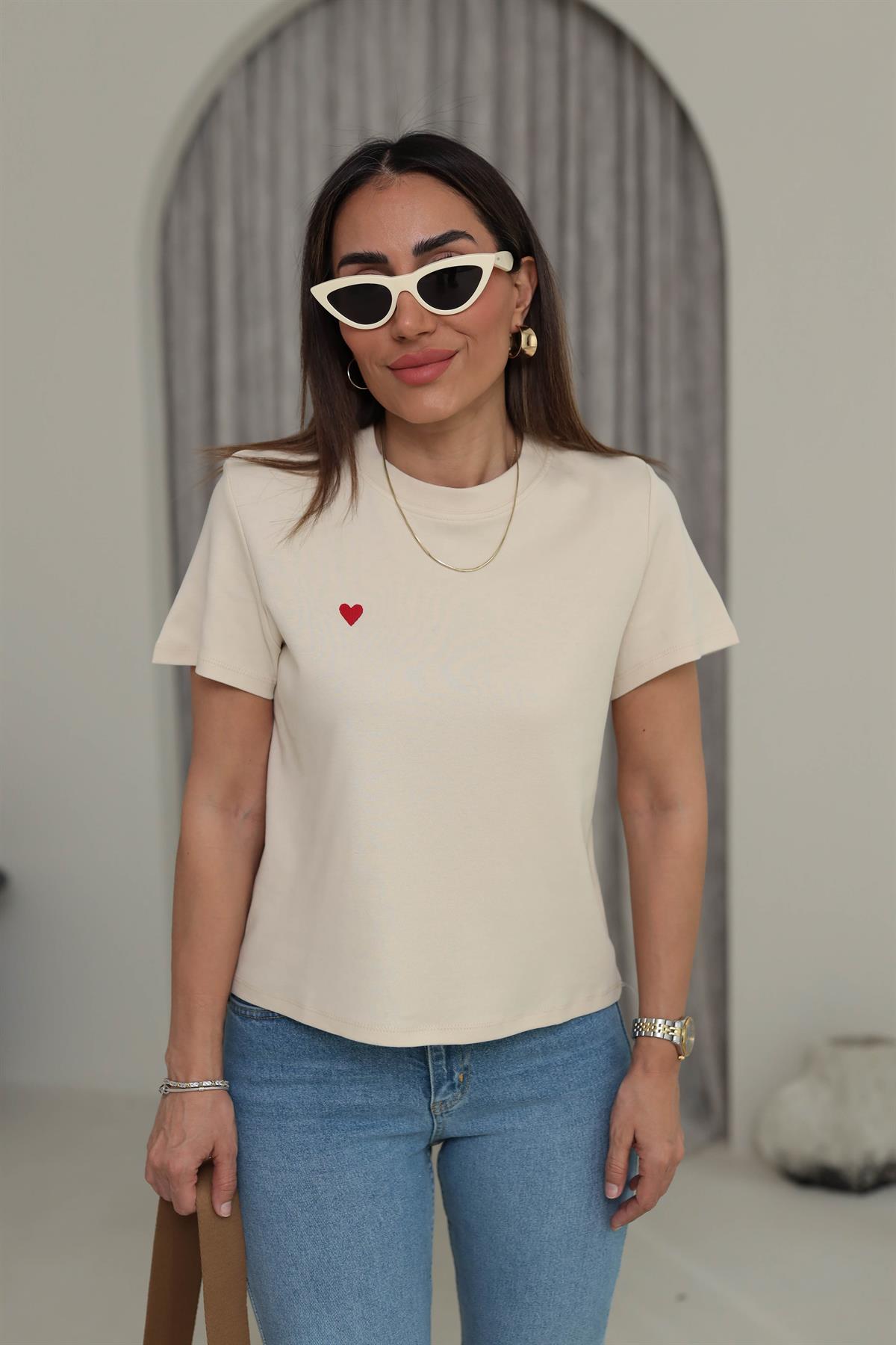0584 Bisiklet Yaka Kalp Nakış Tshirt BEJ