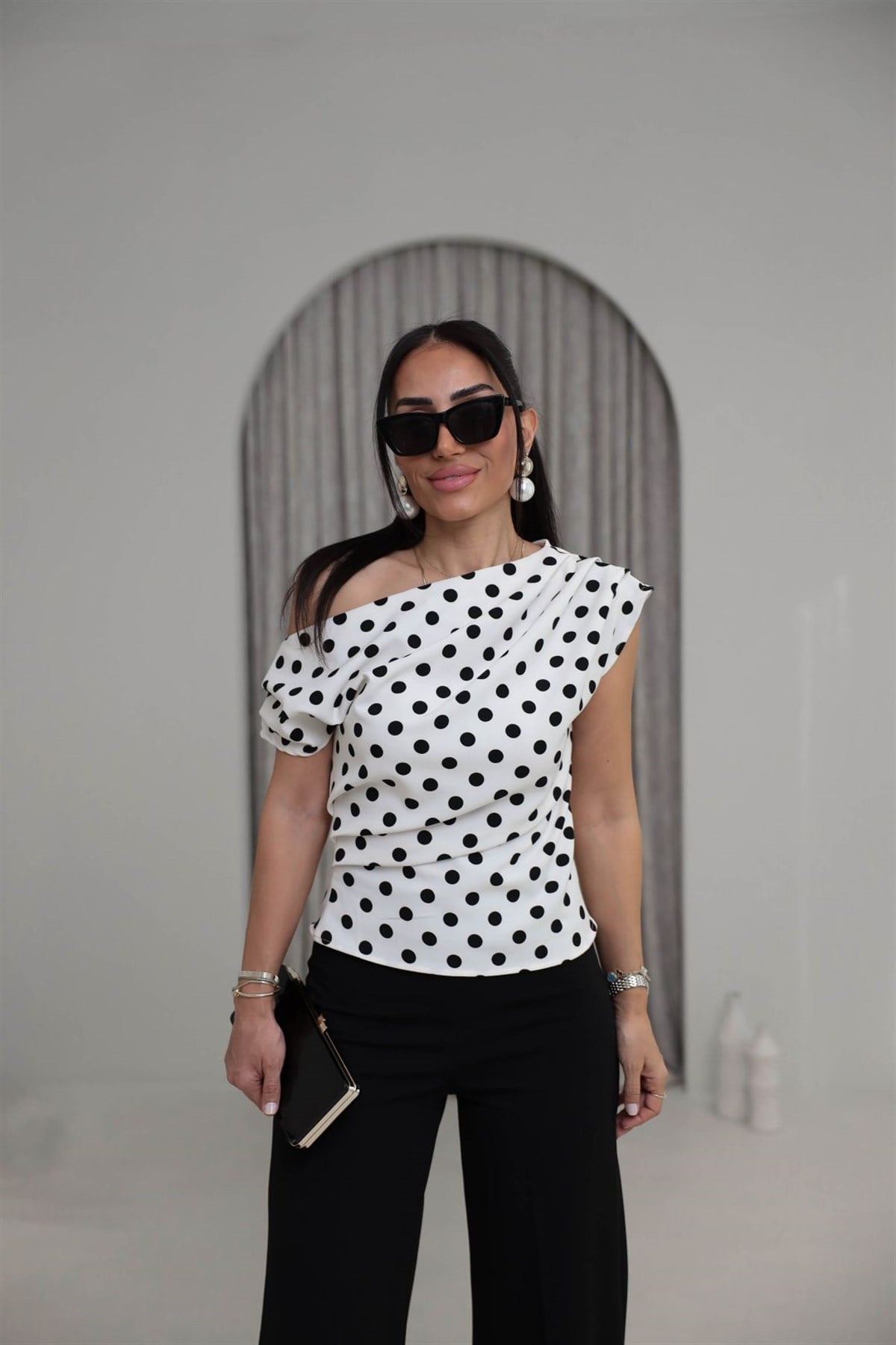 1779 Kayık Yaka Yan Drapeli Puantiyeli Bluz BEYAZ